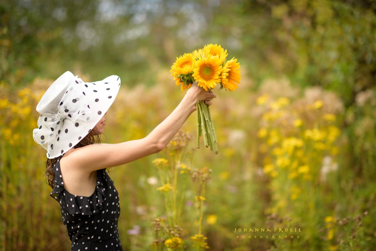 Look Up Child - Johanna Froese Photography (Pearl Allard holding up sunflowers) Look Up Sometimes